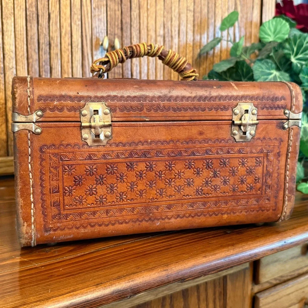Flores Hand Tooled Leather Train Case Women Med Tan Good Vintage Floral Mexico
